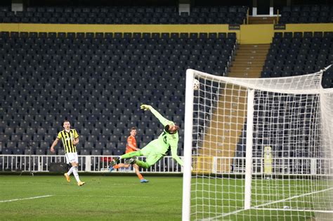 F­e­n­e­r­b­a­h­ç­e­ ­Y­a­r­ı­ ­F­i­n­a­l­d­e­ ­V­e­d­a­ ­E­t­t­i­
